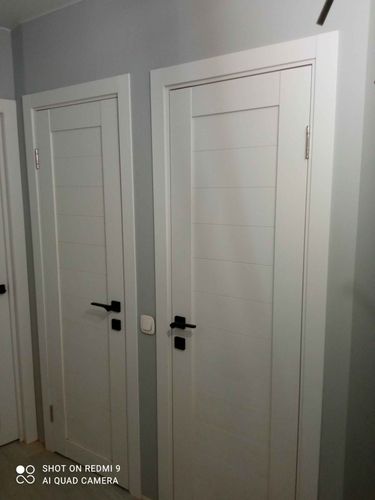 Установлен новый замок в дверь. Выполнены все необходимые работы: вырезано отверстие, закреплены ручки, проверена функциональность механизма. Обеспечена надежная фиксация.