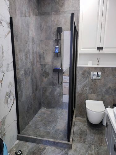 Установлены стеклянные перегородки, закреплены профили, смонтирован поддон, подключен смеситель, проверена герметичность соединений, завершена отделка стен, выполнена проверка работы.