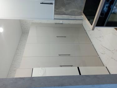 Собран шкаф: установлены дверцы, закреплены ручки, выровнены полки, проверена устойчивость, обеспечена надежность конструкции, выполнена финальная проверка качества сборки.