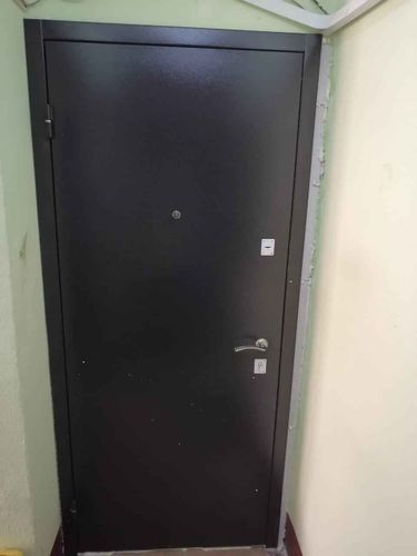 Установлена новая металлическая дверь, укреплены петли, заменены замки, выровнена коробка, заделаны щели, обновлён порог, проведена герметизация, улучшена шумоизоляция.