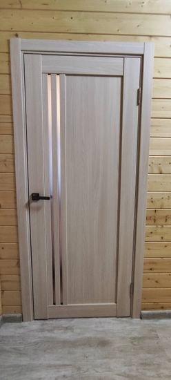 Установлена новая створка в проем, закреплены петли, врезан замок, смонтирована ручка. Проведена регулировка, проверено закрывание. Оформлены откосы, завершена отделка.