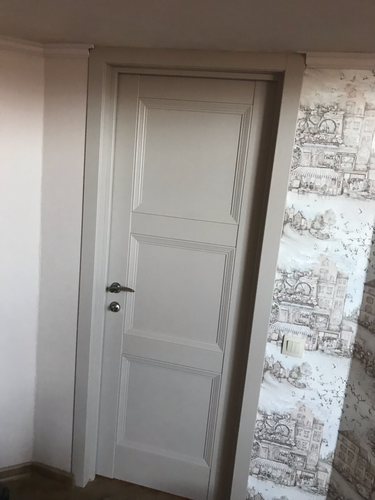 Установлены декоративные элементы на дверной проем, обеспечивающие завершенный вид и гармоничное сочетание с интерьером. Все детали аккуратно подогнаны и надежно закреплены.