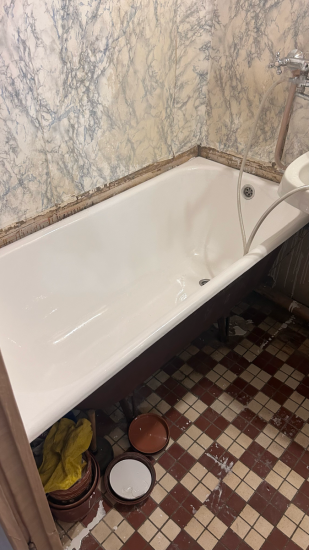 Поверхность очищена, устранены дефекты, нанесено новое покрытие, обеспечивающее гладкость и блеск. Ванна обновлена, выглядит свежо и аккуратно, готова к использованию.