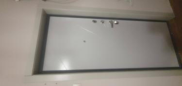 Установлена новая металлическая дверь, закреплена в проеме, добавлены петли, врезан замок, установлены ручки и глазок, проверена функциональность, обеспечена герметичность и безопасность.