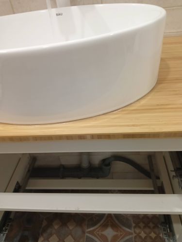 Заменены изношенные детали в механизме смесителя, обеспечена герметичность и плавность работы. Устранены протечки, восстановлена функциональность устройства.