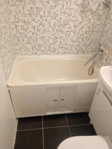 Установлена массивная ванна, подключены смеситель и слив, герметично заделаны швы, выполнена облицовка стен плиткой, обеспечена устойчивость и ровное положение на полу.