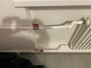 Установлен новый радиатор, подключены трубы, закреплены фитинги, проверена герметичность соединений, произведена регулировка крана. Завершены все монтажные работы.