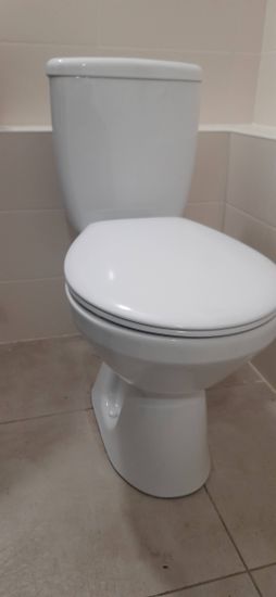 Установлен новый резервуар на унитаз, выполнено подключение к водопроводу, проверена герметичность соединений, произведена регулировка механизма слива, проведена уборка рабочего места.
