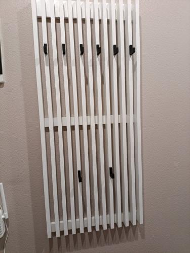 Сборка и установка настенной вешалки