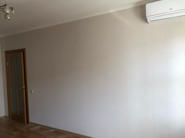 Стены очищены от старого покрытия, поверхность подготовлена для дальнейших работ. Обои полностью удалены, комната выглядит аккуратно и готова к новому декору.