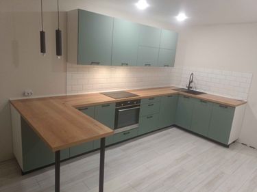 Установлены шкафы, смонтирована столешница, закреплена плита, подключена мойка, подвешены светильники, уложен фартук из плитки, отрегулированы дверцы, завершена сборка мебели.