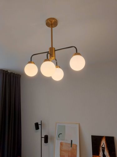 Установлено новое осветительное устройство на потолке, подключены провода, закреплена конструкция, проверена работа. Эстетичный вид, равномерное освещение, надежное крепление.