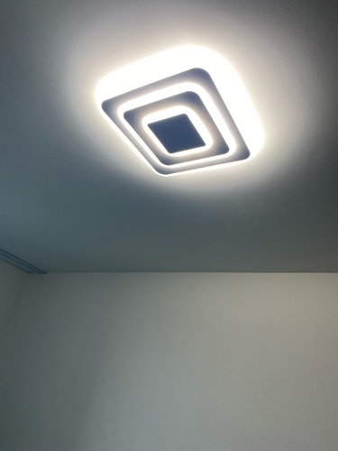 Светильник надежно закреплён на потолке, подключён к электросети, обеспечивая равномерное освещение. Устройство гармонично вписывается в интерьер, создавая комфортную атмосферу.