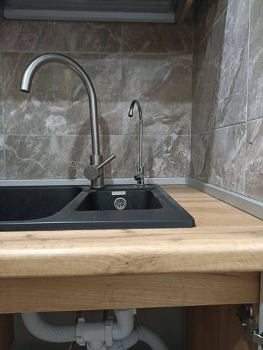 Установка проточного фильтра под мойку