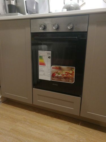 Изготовлены и установлены новые панели для кухонного гарнитура, обеспечивающие современный и аккуратный внешний вид. Все элементы идеально подогнаны и закреплены для долгосрочного использования.