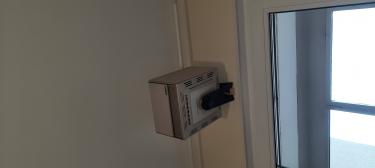 Проведена настройка фурнитуры, устранены зазоры, улучшено прилегание створки, смазаны механизмы, обеспечена плавность открывания и закрывания, проверена герметичность уплотнителей.