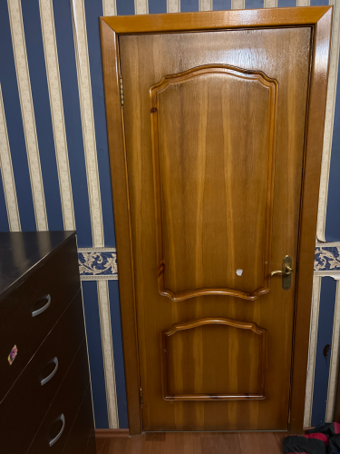 Установлены декоративные элементы вокруг двери, обеспечивая эстетичный вид и аккуратное прилегание к стене. Завершена работа по монтажу, создавая гармоничный интерьерный акцент.