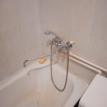 Установлен новый кран, подключены трубы, проверена герметичность соединений, устранены протечки, произведена очистка рабочей зоны, обеспечена функциональность водоснабжения.