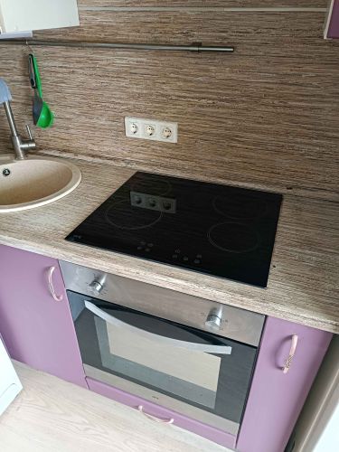 Извлечен духовой шкаф из кухонного гарнитура, отключены все коммуникации, освобождено место для нового оборудования. Поверхности очищены от загрязнений, подготовлены к установке.