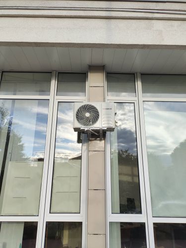 Установлено наружное устройство охлаждения на фасаде здания. Проведены коммуникации, закреплены крепления, подключены трубы и электричество. Проверена работоспособность и герметичность системы.