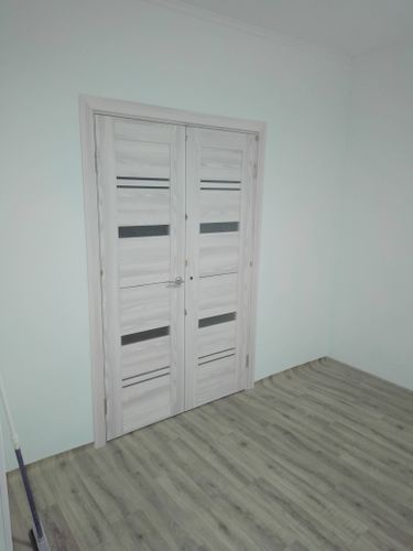 Установлена новая створка, закреплены петли, врезан замок, смонтирована коробка, отрегулированы зазоры, прикреплены наличники, проверена функциональность.