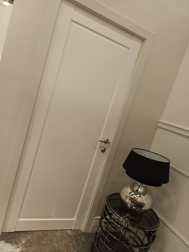 Установлена новая деревянная створка, закреплены петли, врезан замок, отрегулирована фурнитура, выполнена отделка проема, проверена плавность хода, обеспечена надежная фиксация.