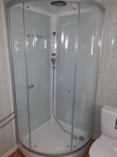Установлена современная душевая конструкция с низким основанием, подключены водопроводные коммуникации, герметично закреплены стеклянные панели, проверена функциональность всех элементов.