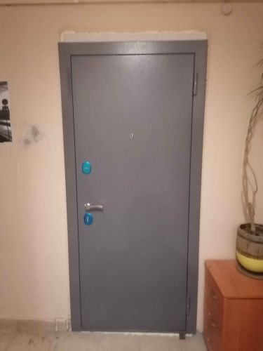 Установлена новая конструкция, выполнены работы по монтажу, закреплены петли, проверена функциональность замков, произведена регулировка, обеспечена герметичность, завершена отделка проема.