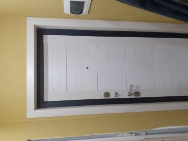 Установлены аккуратные откосы вокруг двери, обеспечивающие завершенный вид и изоляцию. Использованы качественные материалы, гармонирующие с интерьером, обеспечивая долговечность и эстетичность.