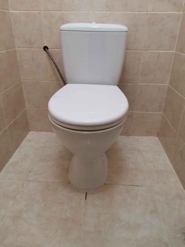 Изображение демонстрирует завершение процесса снятия сантехнического оборудования, включая отключение водоснабжения, отсоединение крепежных элементов и аккуратное удаление устройства с плиточного покрытия.