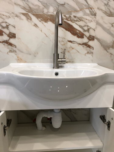 Проведена установка раковины: закреплена чаша, подсоединены трубы, подключен смеситель, проверена герметичность соединений, обеспечен доступ к коммуникациям, выполнена проверка на утечки.