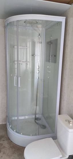 Установлена современная душевая конструкция с прозрачными стенками, заменившая старую ванну. Проведены работы по монтажу, подключению водоснабжения, герметизации швов.