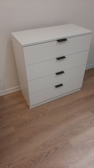 Собран корпус, установлены ящики, прикреплены ручки, закреплены направляющие, проверена устойчивость, выровнены детали, обеспечена функциональность, завершена сборка, проверена целостность.