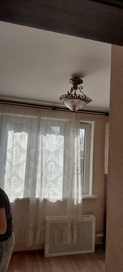 Установлена новая люстра, закреплен карниз для штор, повешены занавески. Проведены работы по монтажу и декорированию оконного пространства. Завершено оформление интерьера.