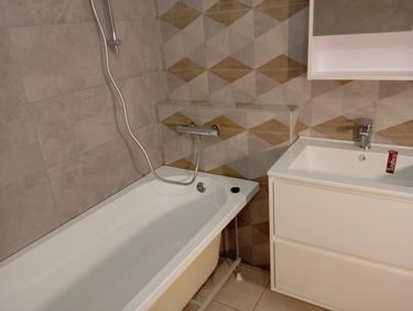 Установка раковины с тумбой