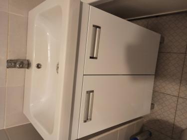 Установлен новый кран на раковину, подключены водопроводные трубы, проверена герметичность соединений, обеспечена надежная фиксация, проведено тестирование работы устройства.