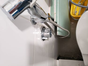 Ремонт бачка (запорной арматуры) напольного унитаза