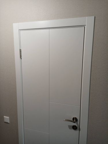 Установлен запорный механизм в дверь, выполнено аккуратное сверление, вырезано необходимое отверстие, закреплены ручки, обеспечена плавная работа, проверена надежность конструкции.