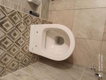 Закреплен сантехнический прибор на стене, подключены коммуникации, проверена герметичность соединений, выполнена облицовка плиткой, обеспечена надежная фиксация и эстетичный вид.