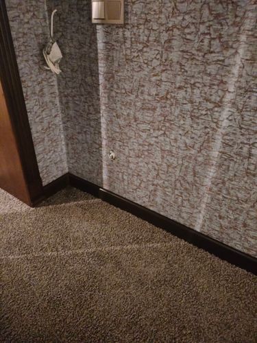 Уложены текстильные плитки на подготовленное основание. Плотное прилегание к стенам, ровные стыки, аккуратная подрезка у плинтусов. Завершенный вид интерьера.