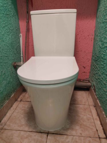 Установлен новый напольный унитаз, заменены крепления, подключены коммуникации, проверена герметичность соединений, проведена регулировка сливного механизма, выполнена очистка поверхности.