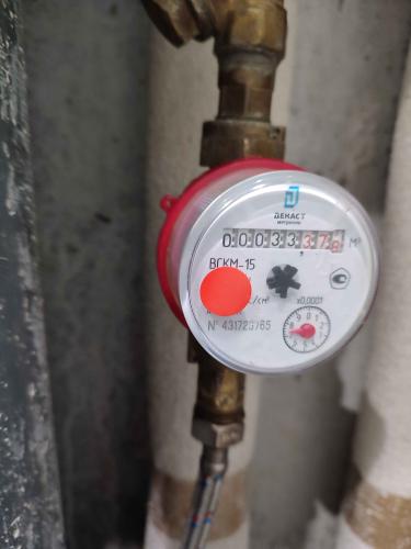 Заменен поврежденный участок, установлены новые фитинги, устранена протечка, проверена герметичность соединений, восстановлена подача воды.