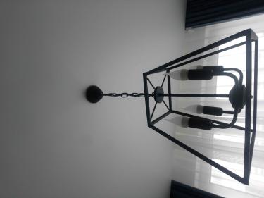 Установлено осветительное устройство на потолок, подключены провода, закреплена конструкция, проверена работоспособность, обеспечена надежность крепления, завершена настройка освещения.