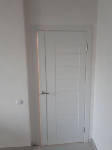 Установлена складная конструкция, закреплены направляющие, смонтированы панели, проверена плавность движения, отрегулированы зазоры, установлены ручки, завершена отделка проема.