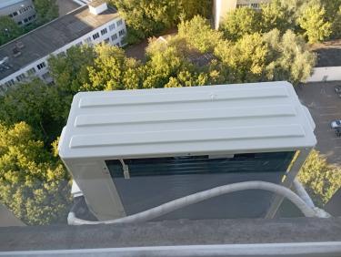 Установлено оборудование для охлаждения воздуха в рабочем помещении. Наружный блок закреплён снаружи, подключены коммуникации, проведены испытания системы, проверена герметичность соединений.