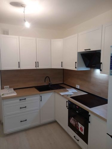 Выполнен перенос электрической точки на кухне. Установлено новое место для подключения, проведена проводка, проверена работоспособность. Обеспечена безопасность и удобство использования.