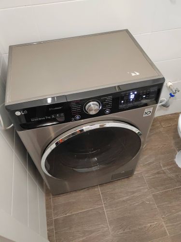 Установлено устройство, подключены коммуникации: водопровод, слив, электропитание. Проверена работа, устранены возможные протечки, проведено тестирование.