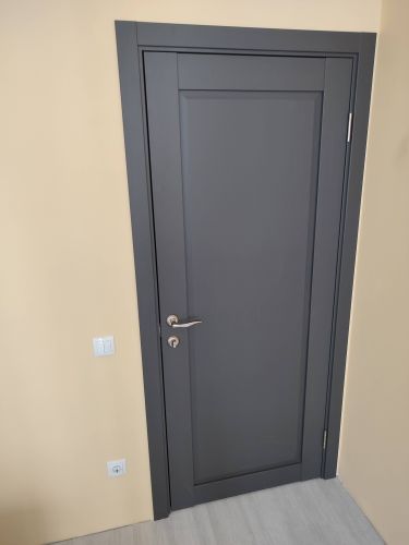 Установлена новая створка, закреплены петли, врезан замок, смонтирована ручка, отрегулировано полотно, оформлены наличники, обеспечена плавная работа, завершена отделка проема.