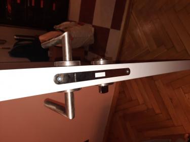 Установлена межкомнатная дверь с одной створкой, закреплены петли, врезан замок, прикреплены ручки, проверена функциональность. Завершены отделочные работы, обеспечена плавность закрытия.