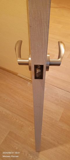 Установлена межкомнатная дверь с одной створкой. Врезаны петли, закреплена ручка, замок. Полотно ровно подогнано, обеспечена плавная работа. Завершено оформление проема.